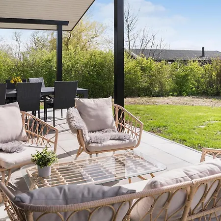 3 Bedroom Beautiful In Juelsminde 펜션 *