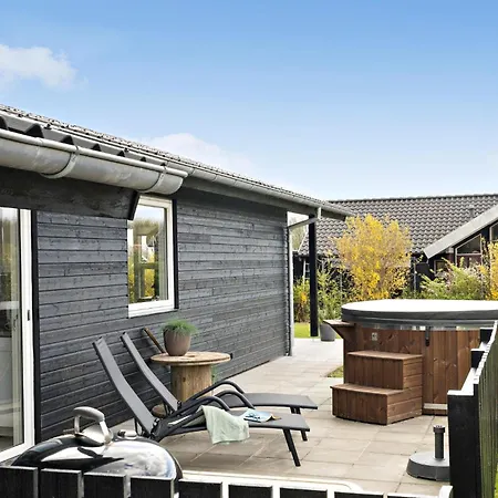 3 Bedroom Beautiful In Juelsminde 펜션 *